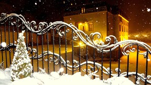 Fachada de la propiedad por la tarde o noche