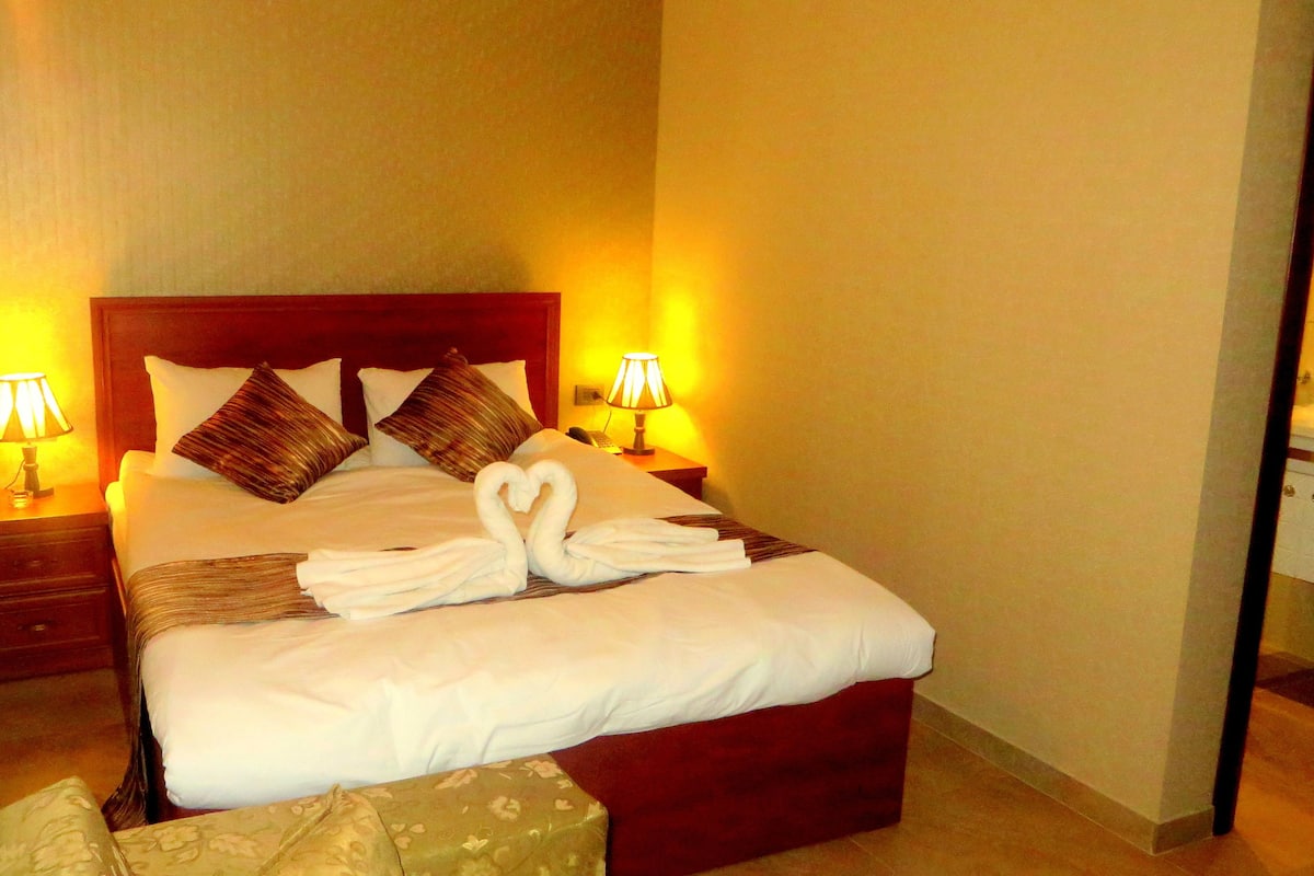 Kamar Double Standar, pemandangan kebun | Minibar, brankas, kedap suara, dan setrika/meja setrika