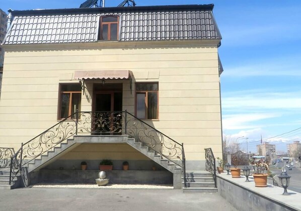 Entrada de la propiedad