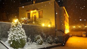 Majoituspaikan julkisivu illalla/yöllä