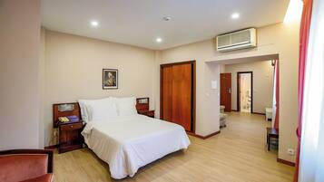 Een minibar, een kluis op de kamer, een laptopwerkplek, gratis wifi