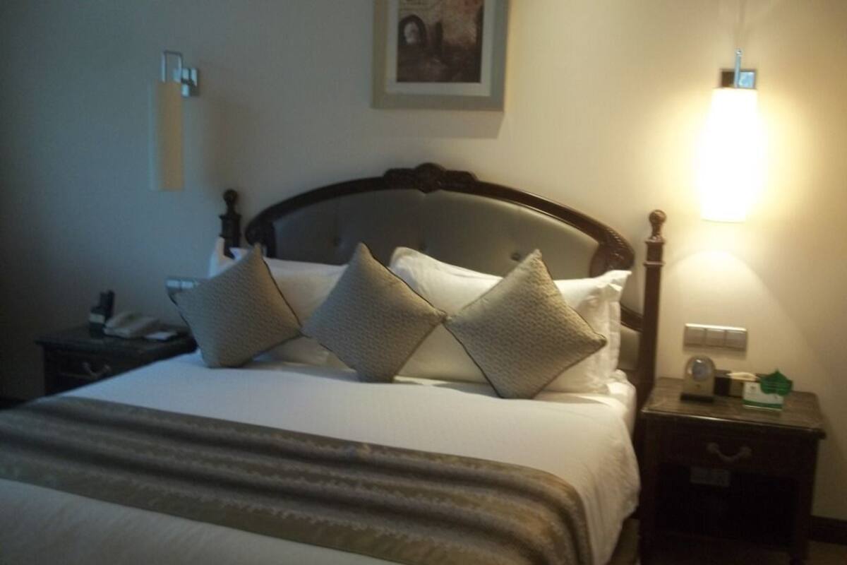 Deluxe Suite, Accessible | Premium bedding, desk, blackout curtains, rollaway beds