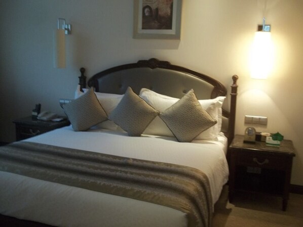 Deluxe Suite, Accessible | Premium bedding, desk, blackout curtains, rollaway beds