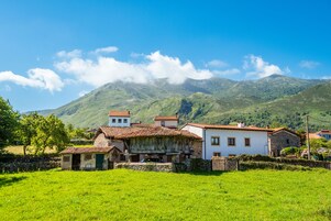 Habitación doble, vistas a la montaña | Cortinas opacas, wifi gratis, ropa de cama
