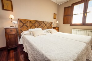 Habitació doble, 2 llits individuals, vistes al jardí | Cortines opaques, wifi gratuïta i roba de llit 