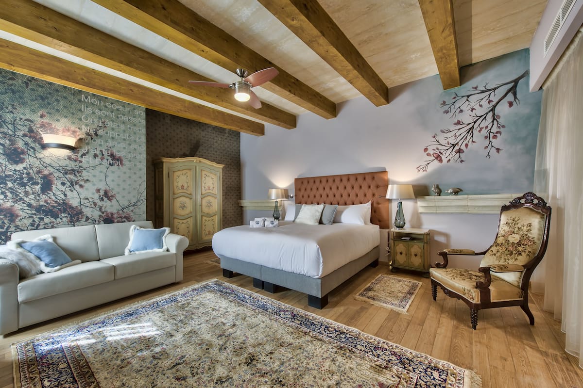 deluxe double or twin room | 1 bedroom, premium bedding, minibar, in-room safe