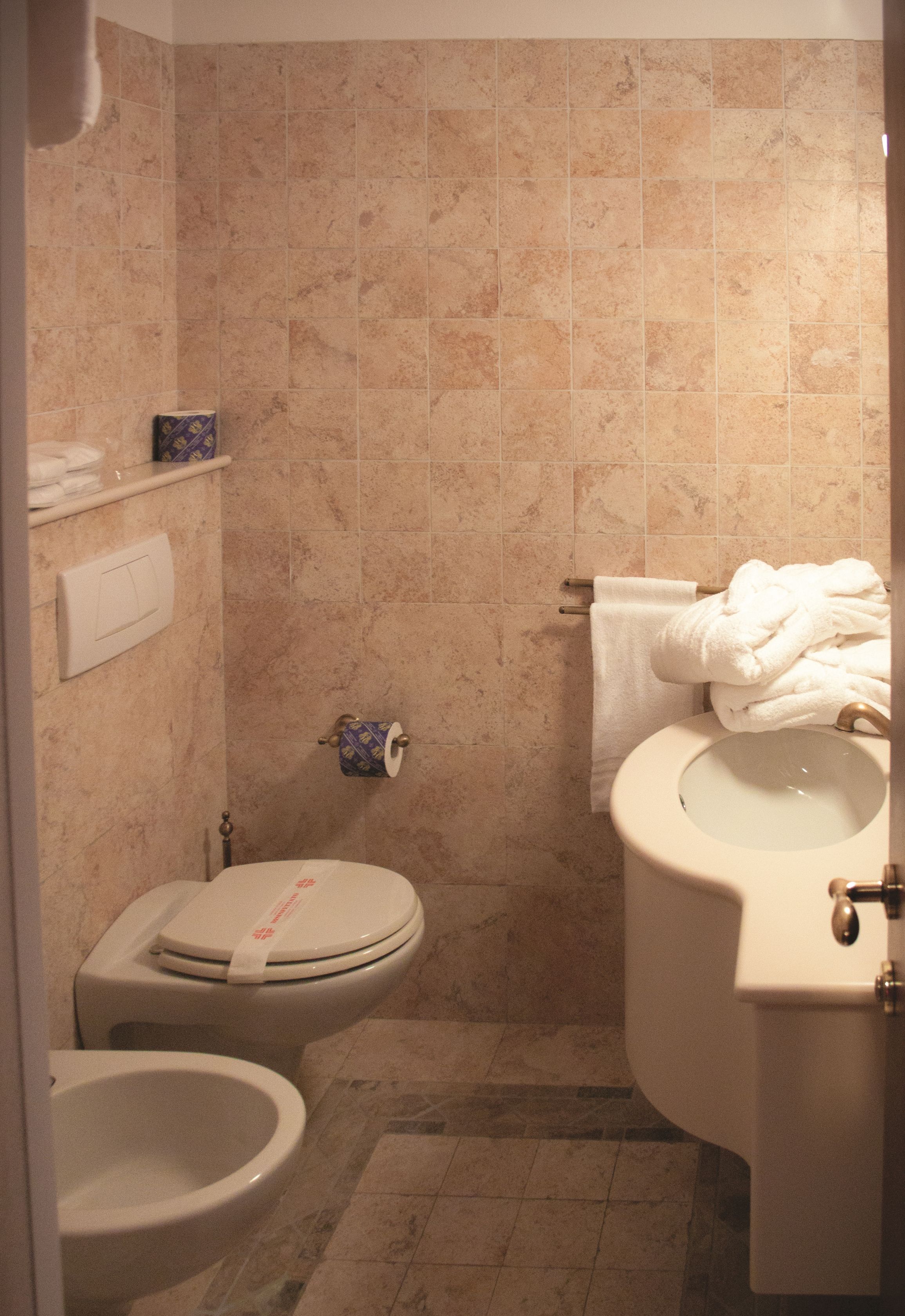 junior suite | bathroom | shower, free toiletries, bidet, towels