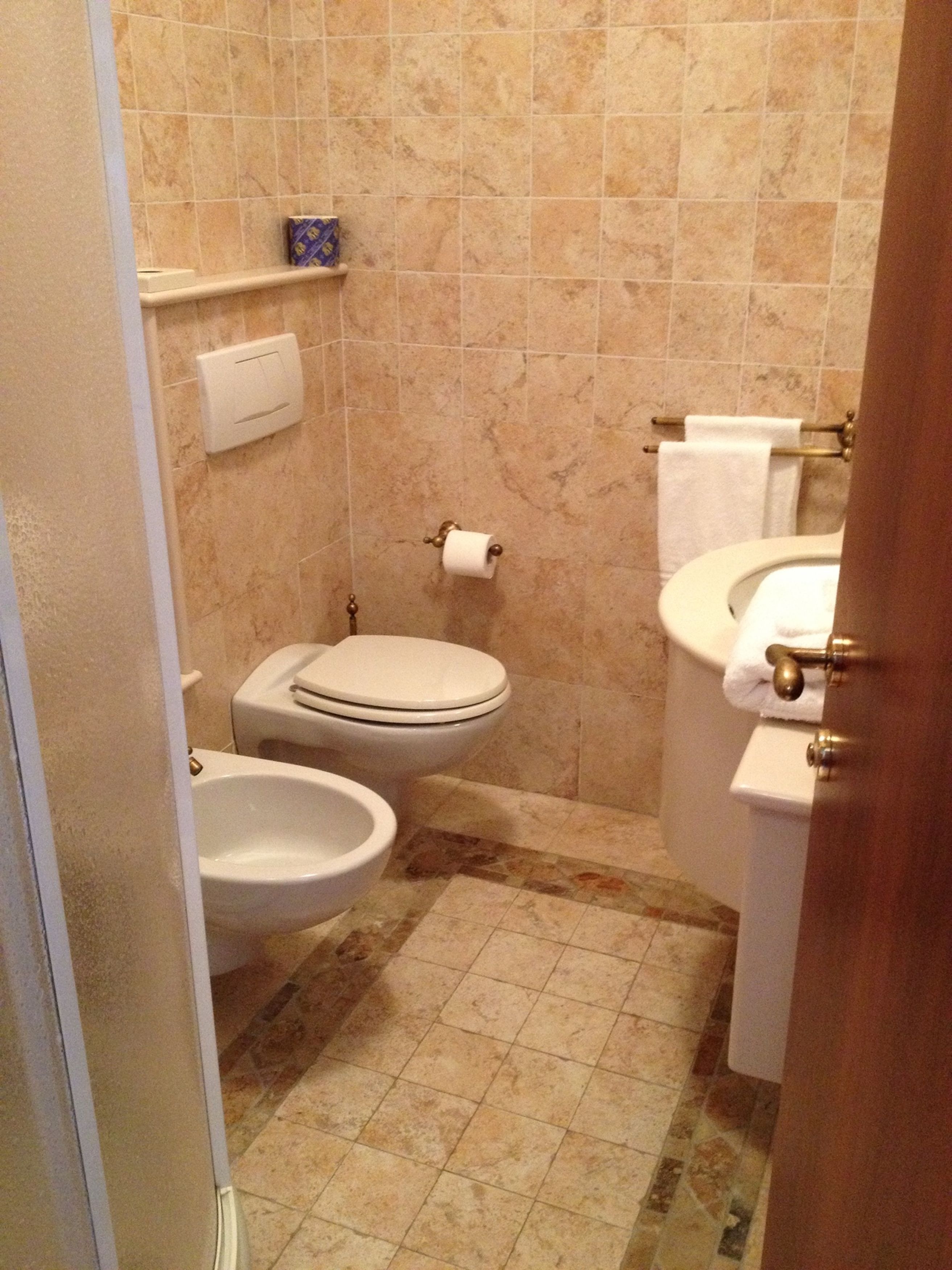 comfort double room | bathroom | shower, free toiletries, bidet, towels