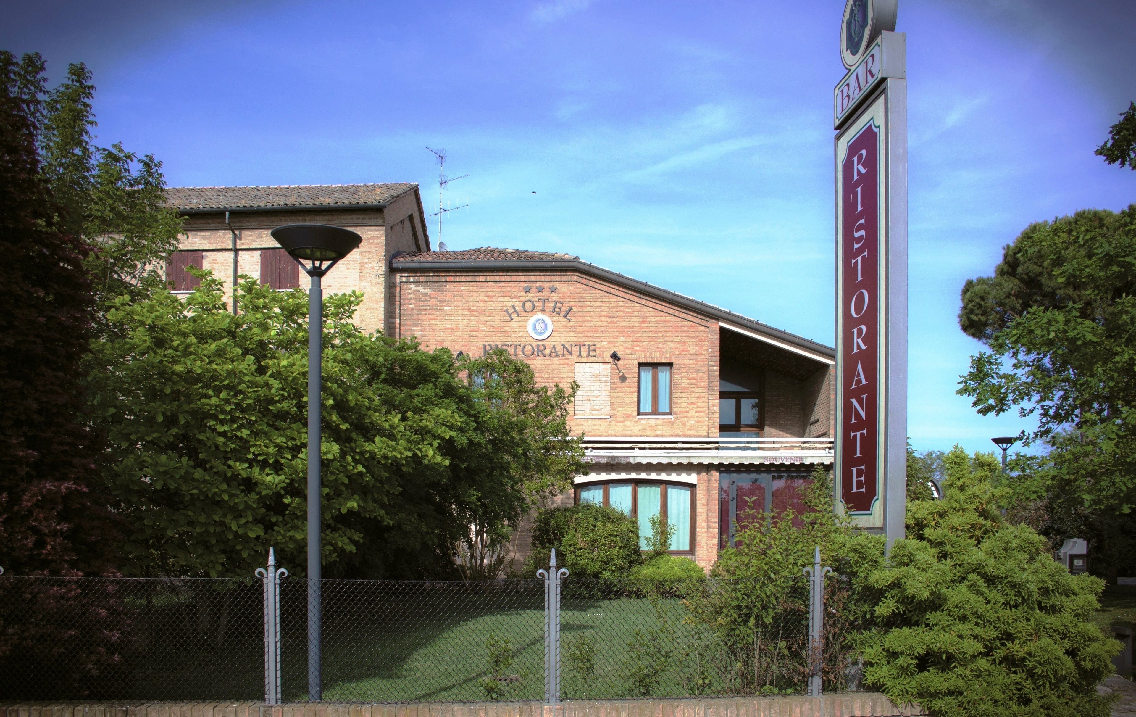 A hotel with a sign indicating it has a restaurant.