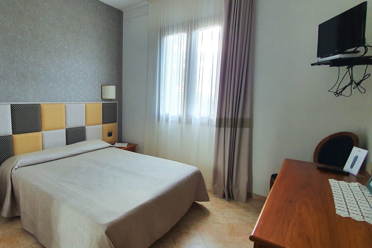 Kamar Double Comfort | 1 kamar tidur, minibar, brankas, dan meja kerja