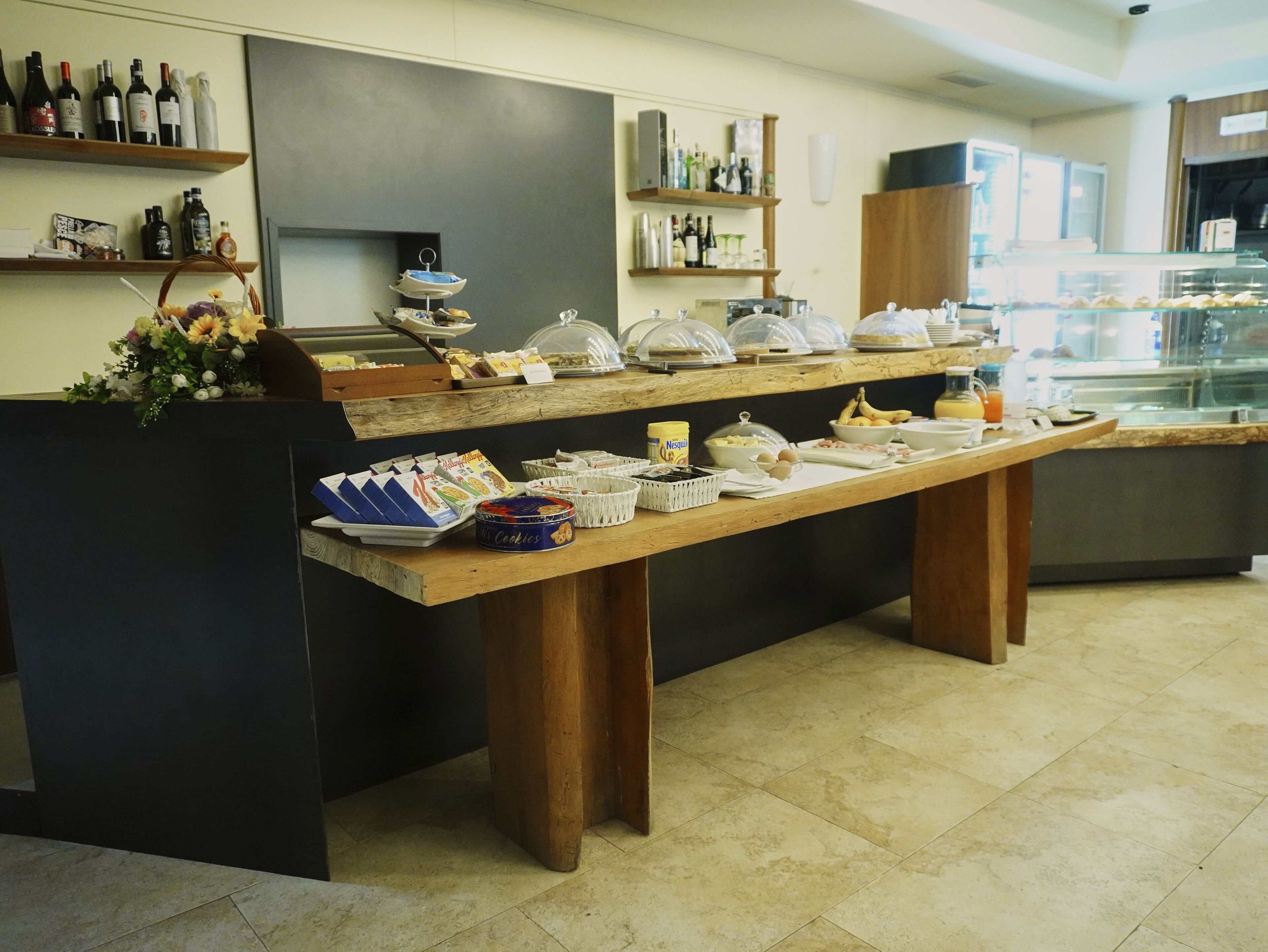 Un buffet con diverse pietanze e bevande.