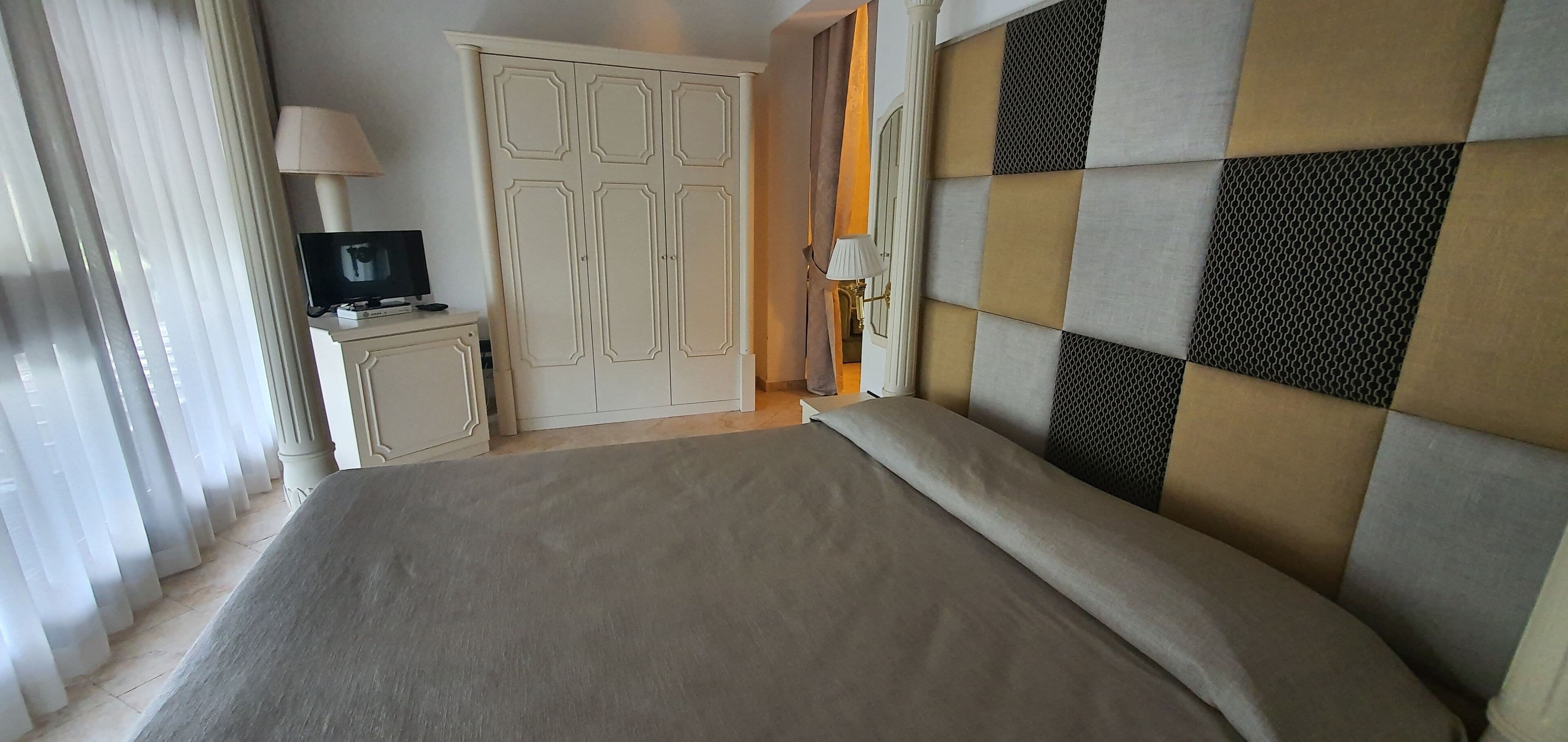 junior suite | 1 bedroom, minibar, in-room safe, desk