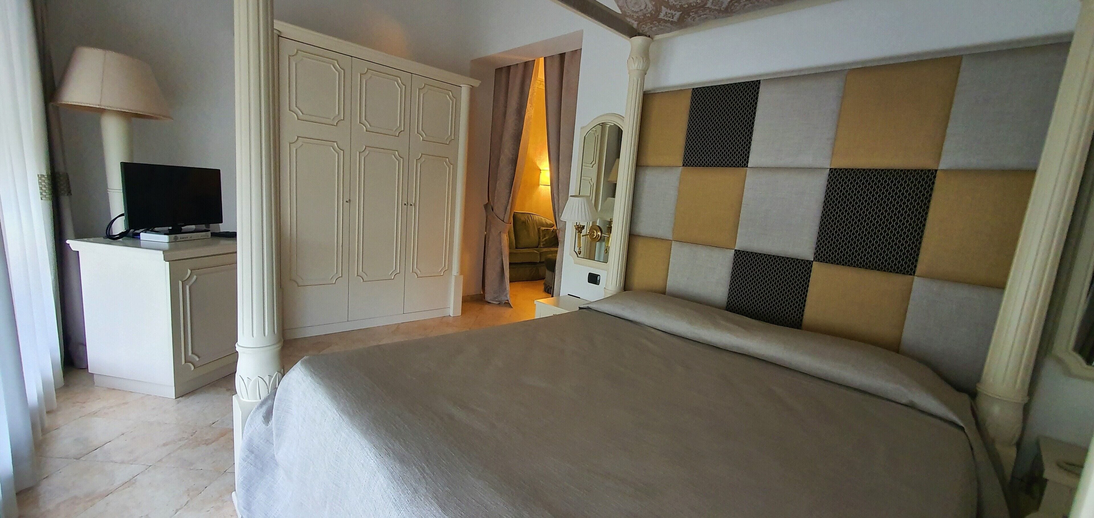 junior suite | 1 bedroom, minibar, in-room safe, desk