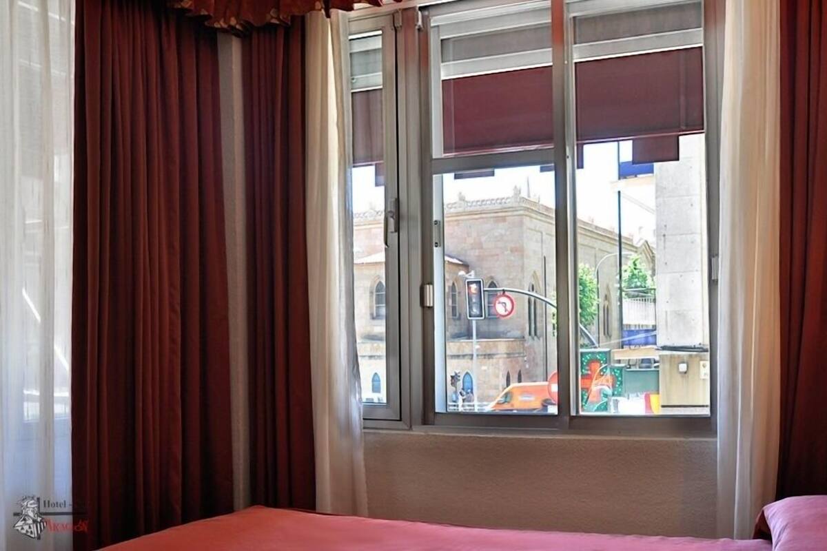 Habitación empresarial | Escritorio, wifi gratis y ropa de cama