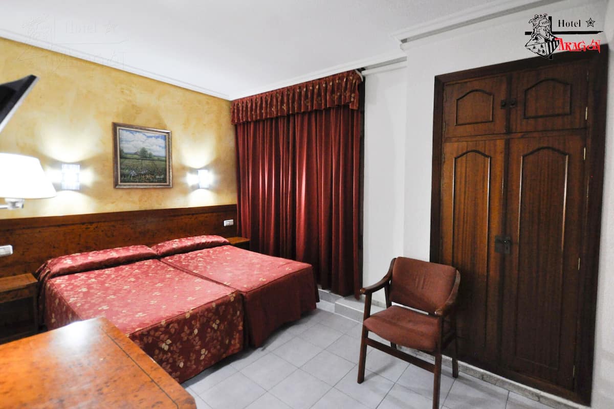 Escritorio, wifi gratis y ropa de cama