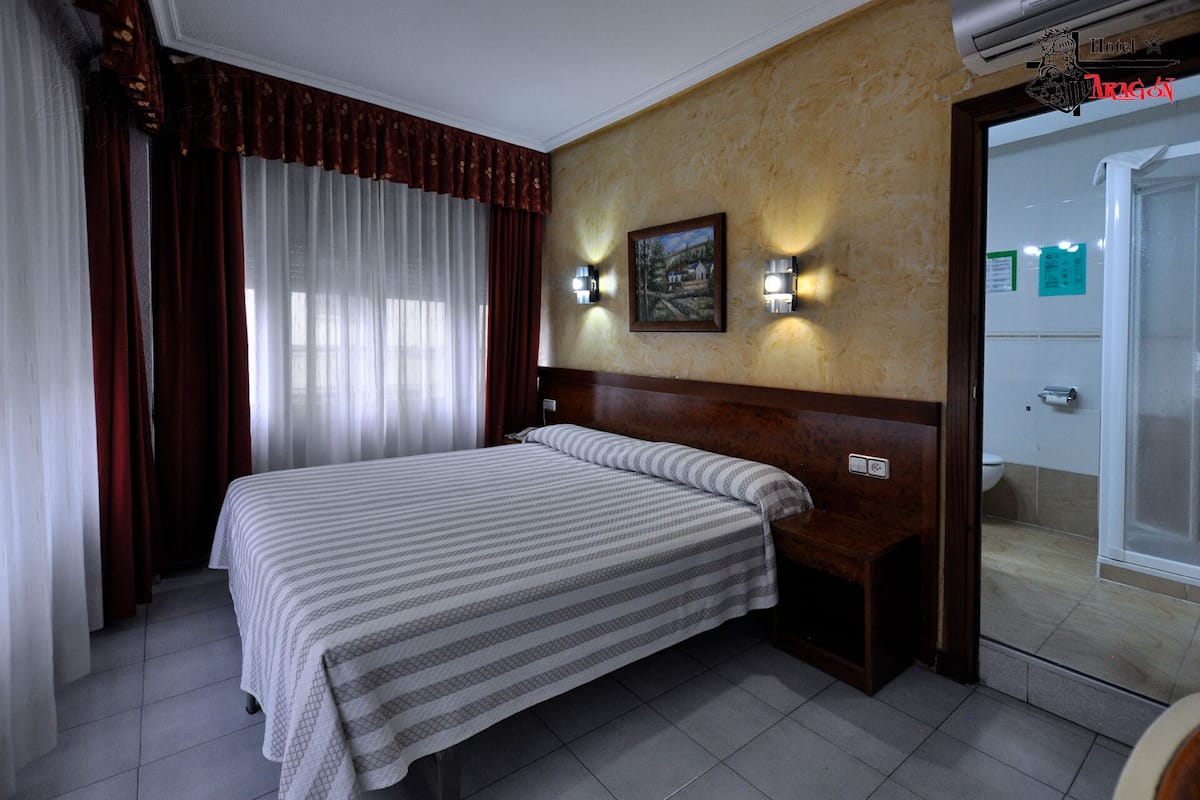 Habitación empresarial doble | Escritorio, wifi gratis y ropa de cama