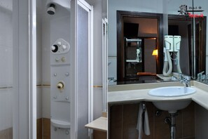 Business Room | Bathroom | Jetted tub, free toiletries, hair dryer, bidet - Hotel Aragon (Salamanca)