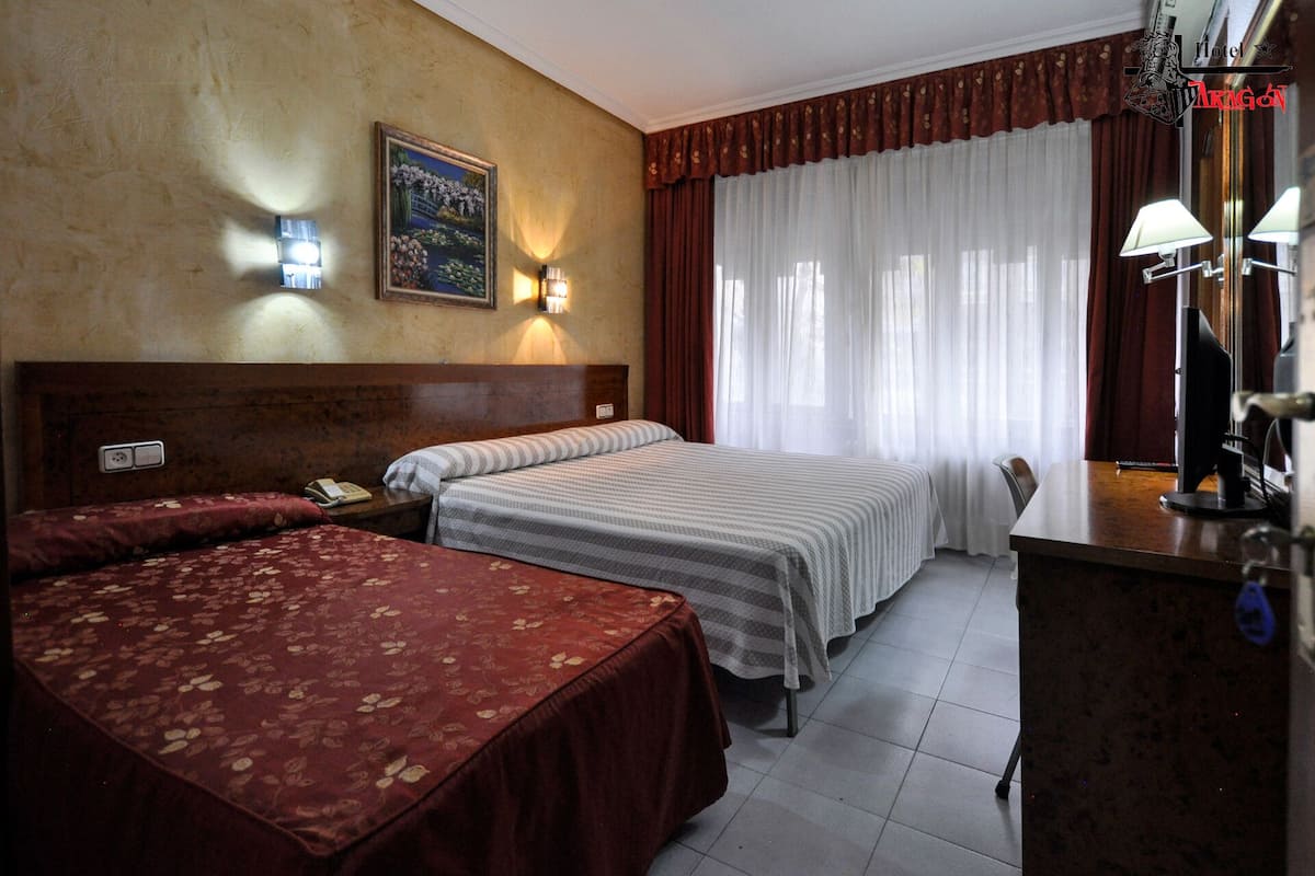 Habitación empresarial triple | Escritorio, wifi gratis y ropa de cama