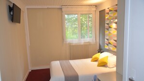 三人房 | 高档床上用品、办公桌、隔音、熨斗/熨衣板