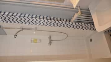 Chambre Double | Salle de bain | Douche, articles de toilette gratuits, sèche-cheveux