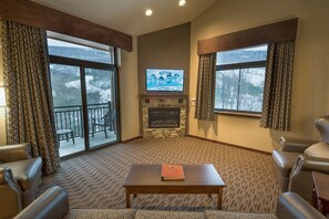 Flat-screen TV - Camelback Lodge & Indoor Waterpark (Tannersville)