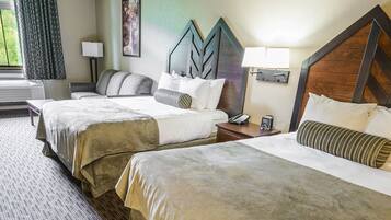 Caja de seguridad en la habitación y tabla de planchar con plancha