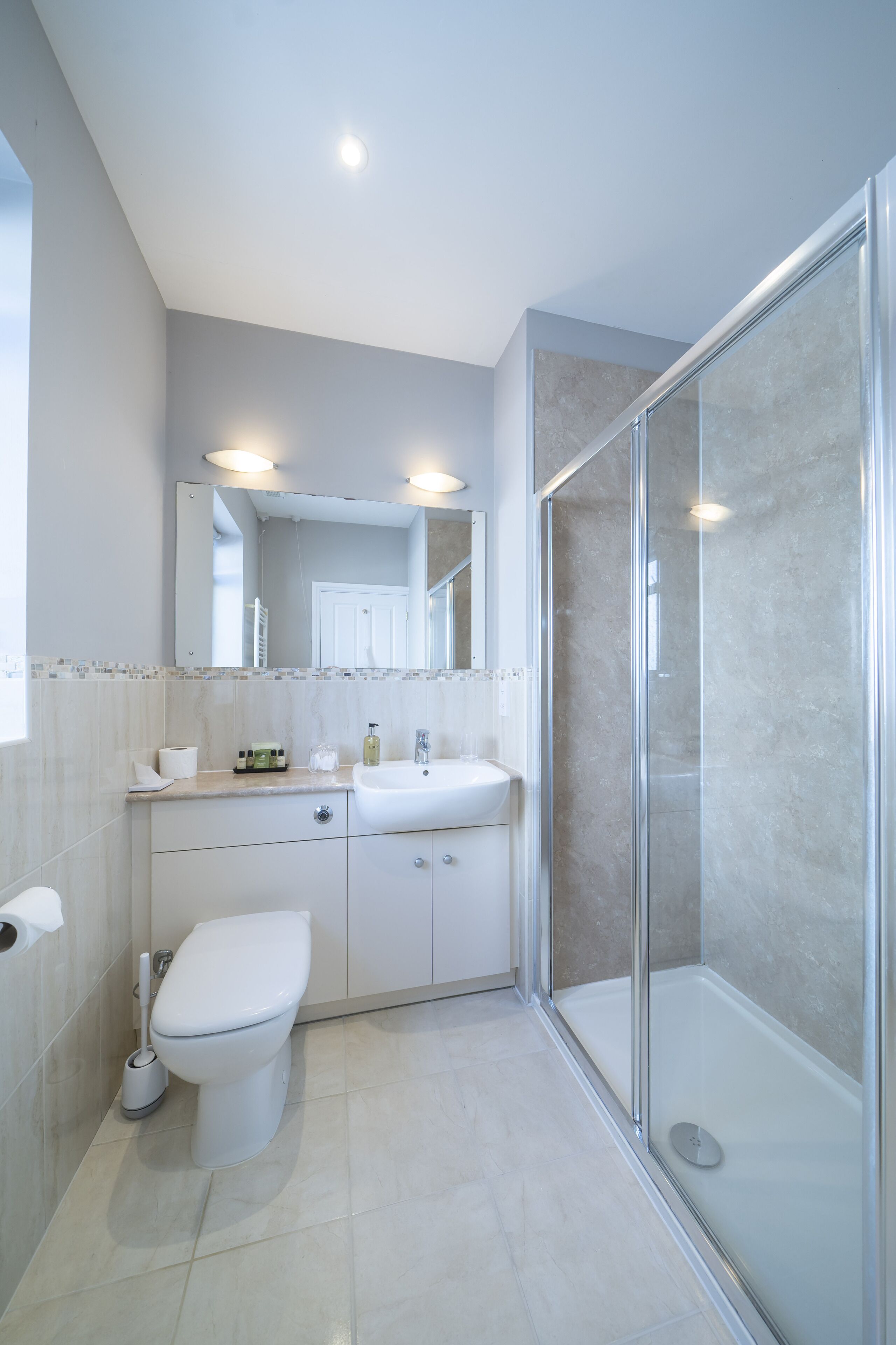 Apartment, 2 Bedrooms | Bathroom | Free toiletries, towels