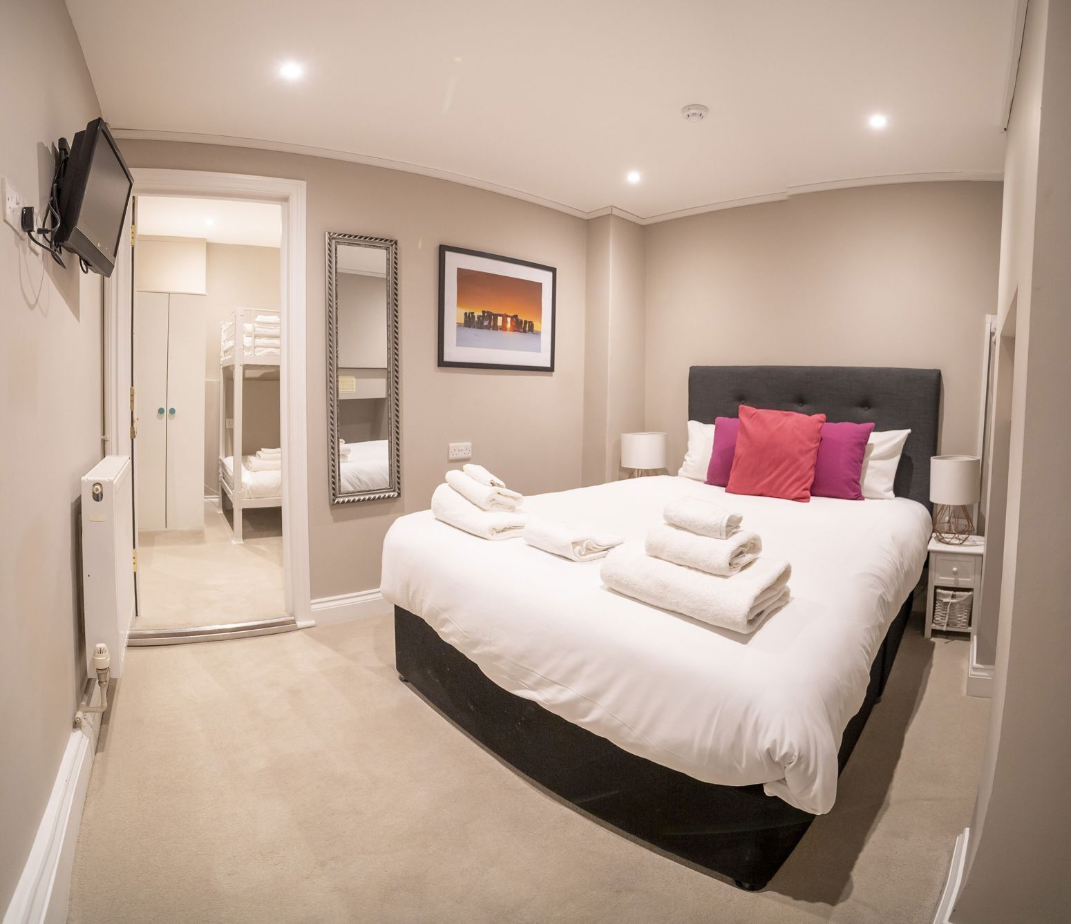 Luxe beddengoed, geluiddichte muren, een strijkplank/strijkijzer