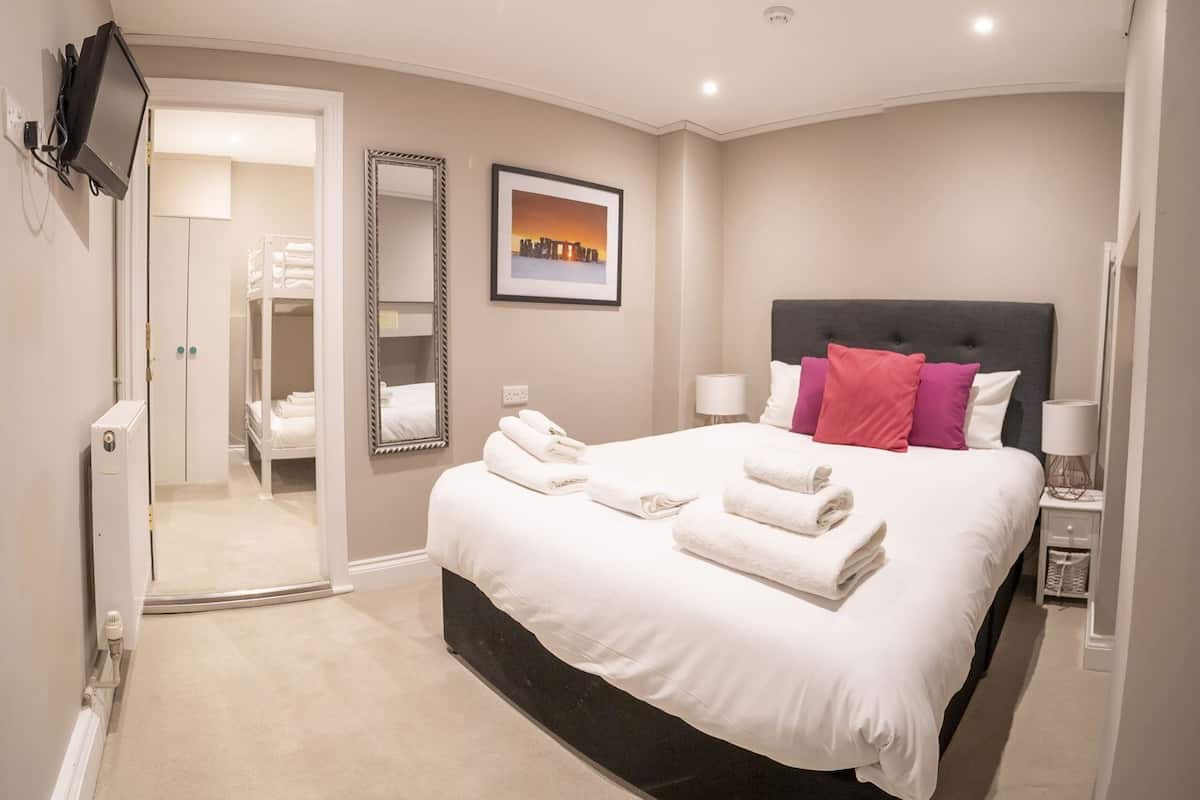 Premium bedding, soundproofing, iron/ironing board, free WiFi