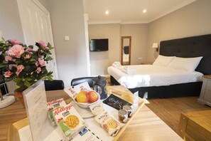 Studio, 1 queensize-seng | Spiseområde på rommet