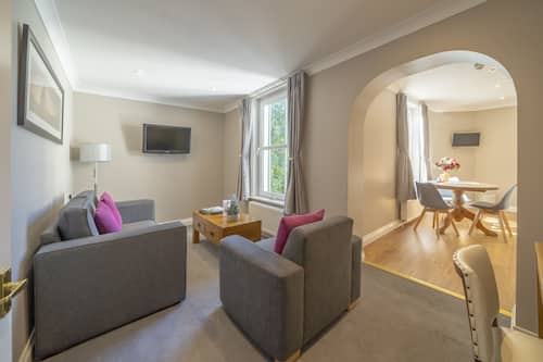 Suite, 1 habitación | Área de sala de estar | Televisión de pantalla plana