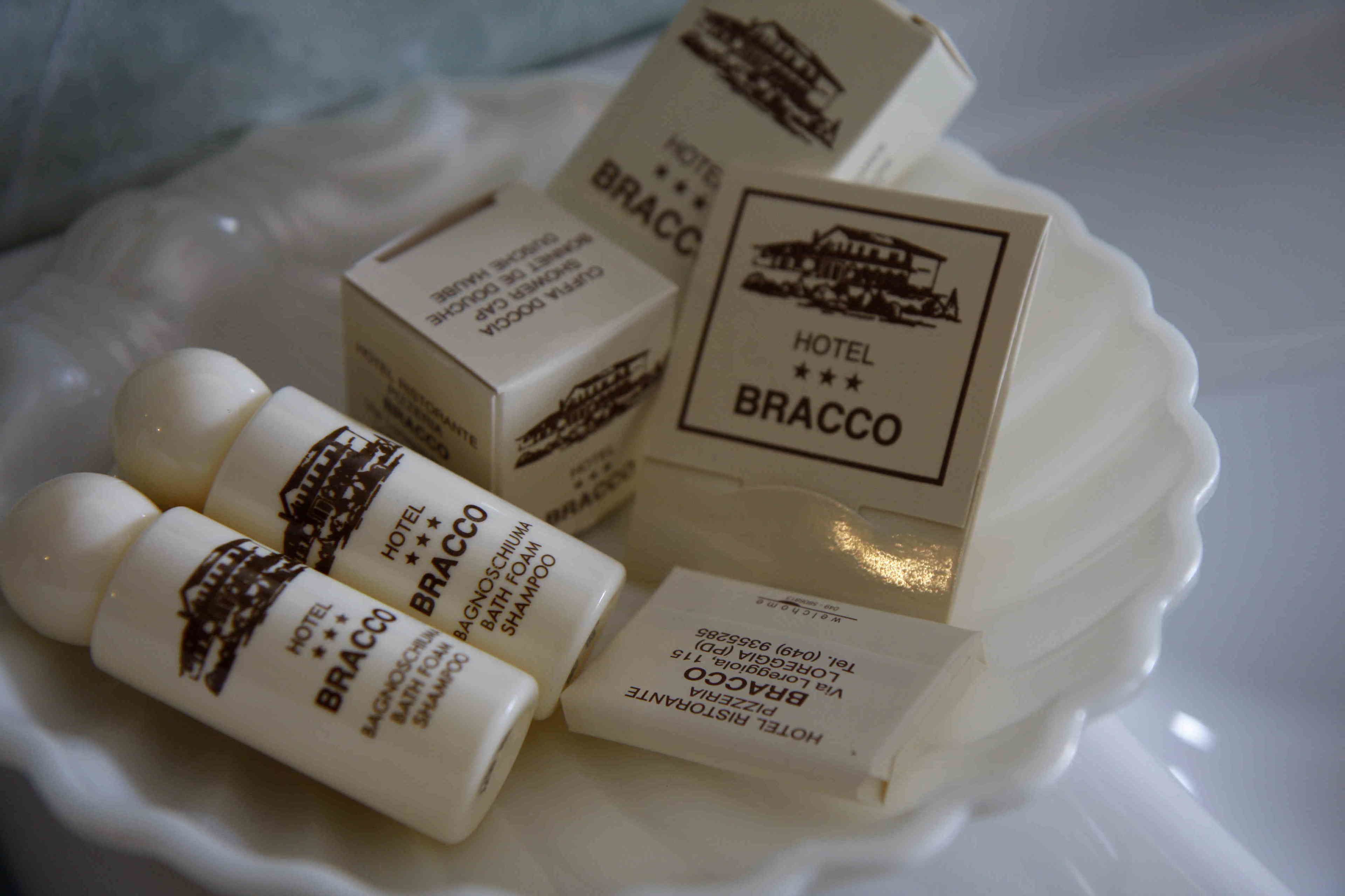 combined shower/bathtub, free toiletries, hair dryer, bidet