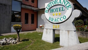 Señalización de Ristorante Hotel Bracco con símbolo de bar.