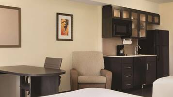 1 bedroom, pillowtop beds, desk, laptop workspace