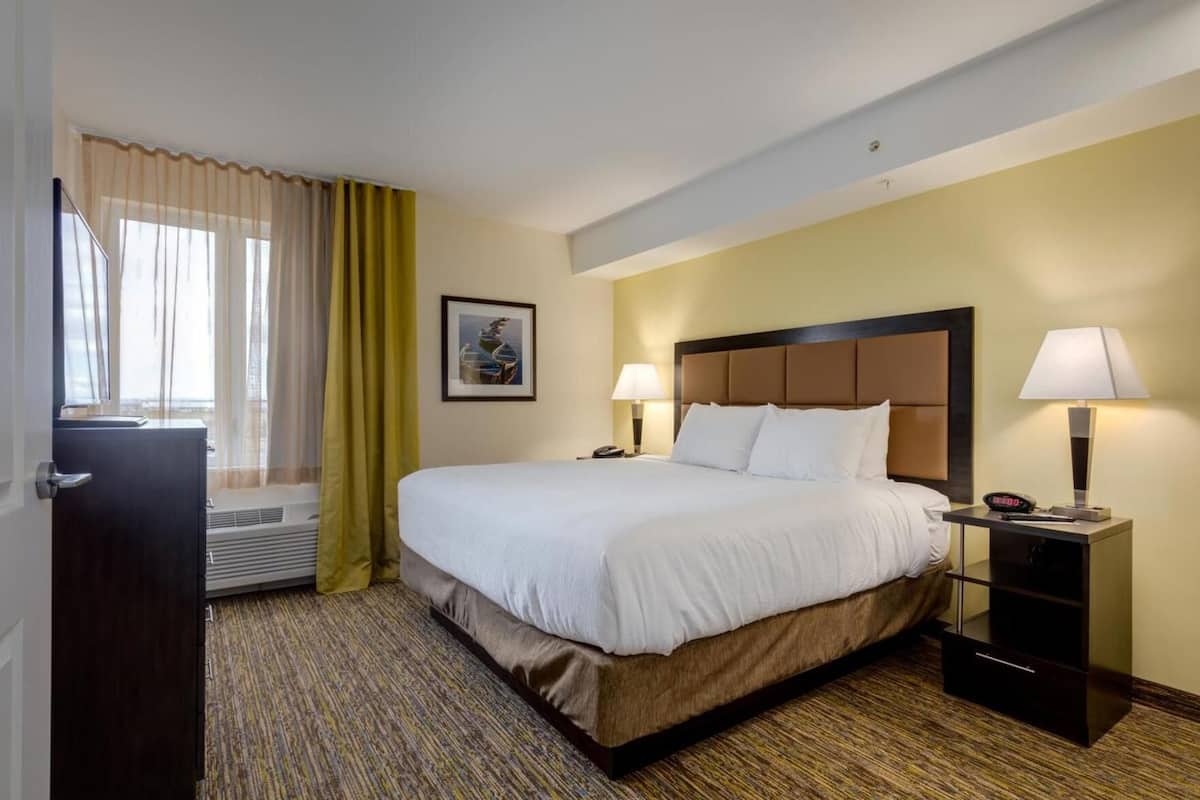 Pillowtop beds, desk, laptop workspace, blackout drapes