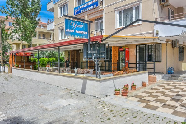 A building with a sign reading "Yade Apart Pansiyon". - Yade Apart Pansiyon (Ayvalik)