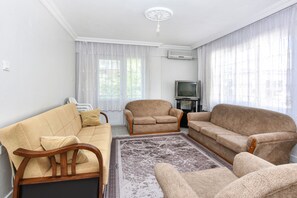 Deluxe Apartment | Premium bedding, desk, soundproofing, free WiFi