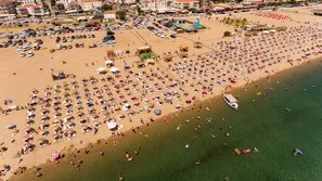 Privatstrand in der Nähe, weißer Sandstrand