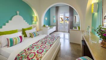 Quarto de hotel com uma cama grande, uma escrivaninha e vista para a área da piscina.