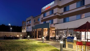 A Courtyard Marriott hotel with outdoor seating, a barbecue area, and a well-lit entrance. - Courtyard by Marriott Elmira Horseheads (Horseheads)