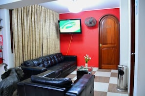 Lobby sitting area - Hotel Sol del Sur (Nazca)