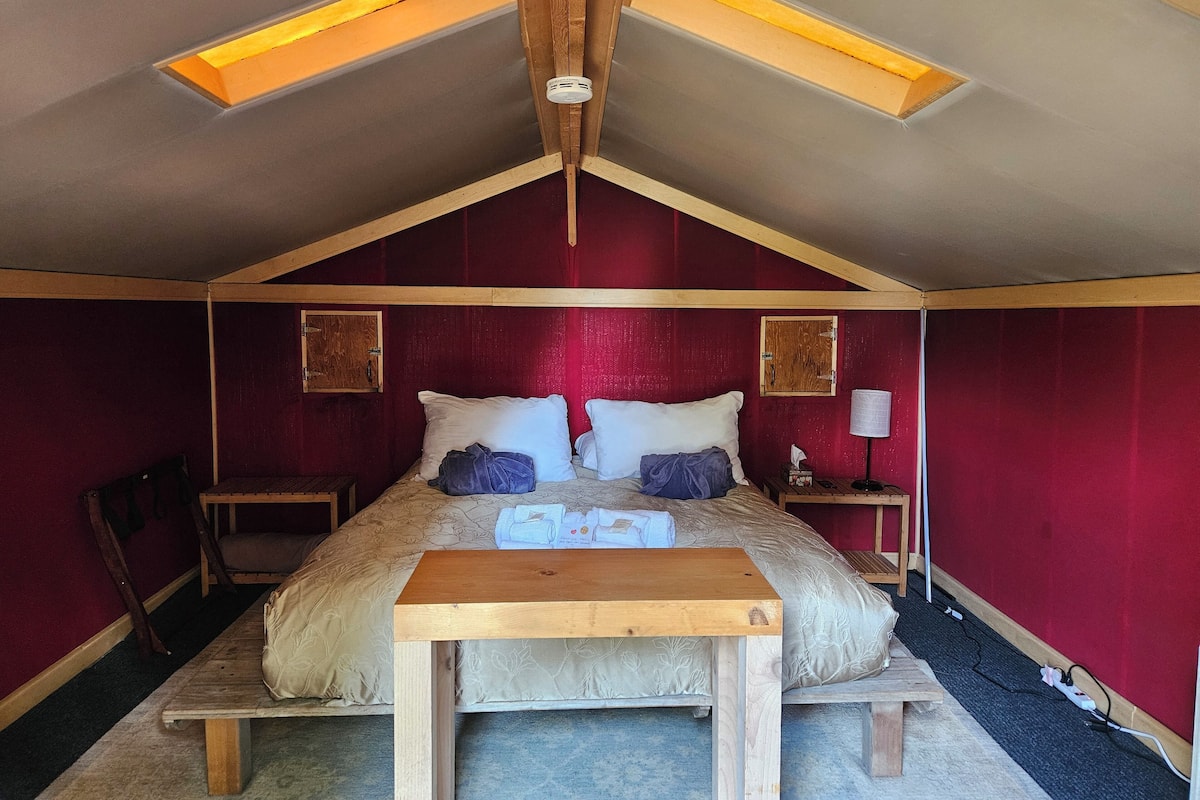 Premium Tent, Shared Bathroom, Mountain View (Tente romantique) | Egyptian cotton sheets, soundproofing, free WiFi, bed sheets