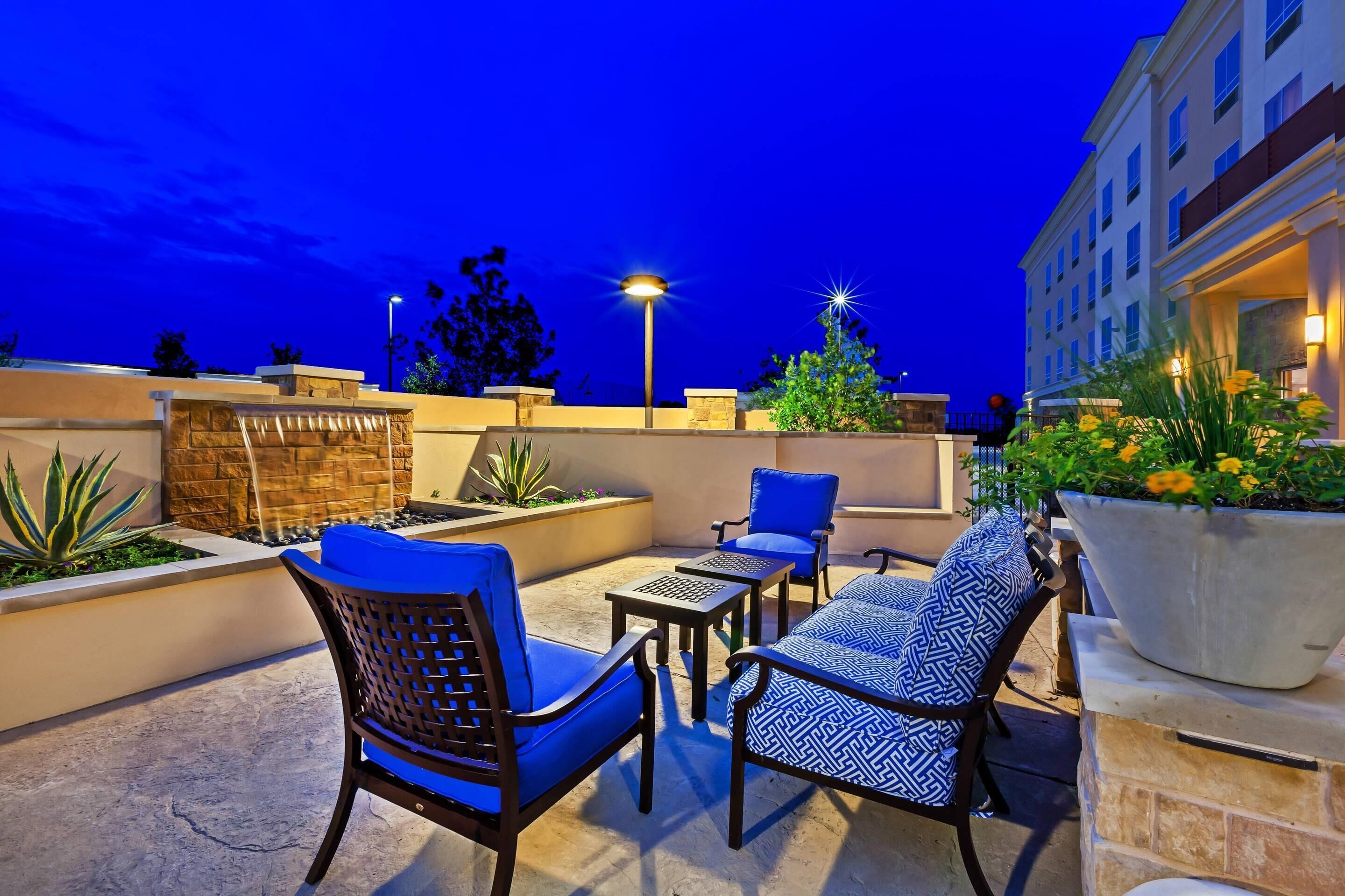 Piscine extérieure, chaises longues
