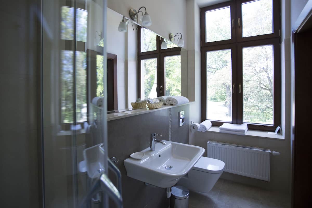 shower, free toiletries, bathrobes, slippers