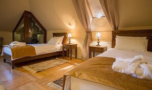 客房内保险箱、办公桌、熨斗/熨板、免费 WiFi