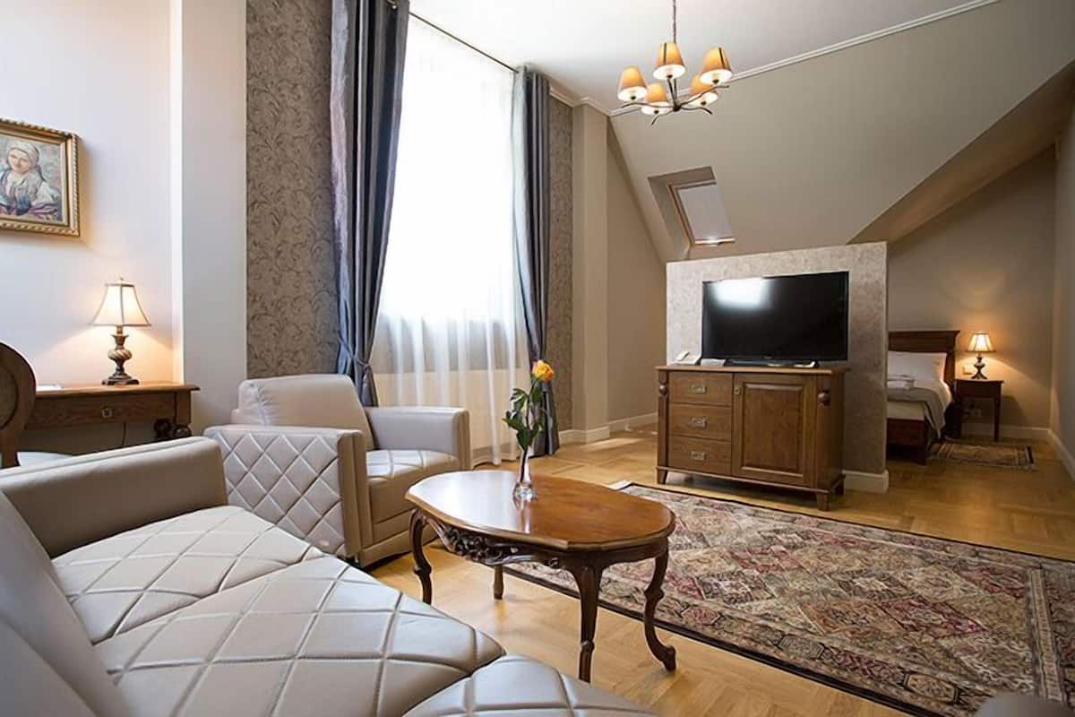 prestige double room | living room | flat-screen tv