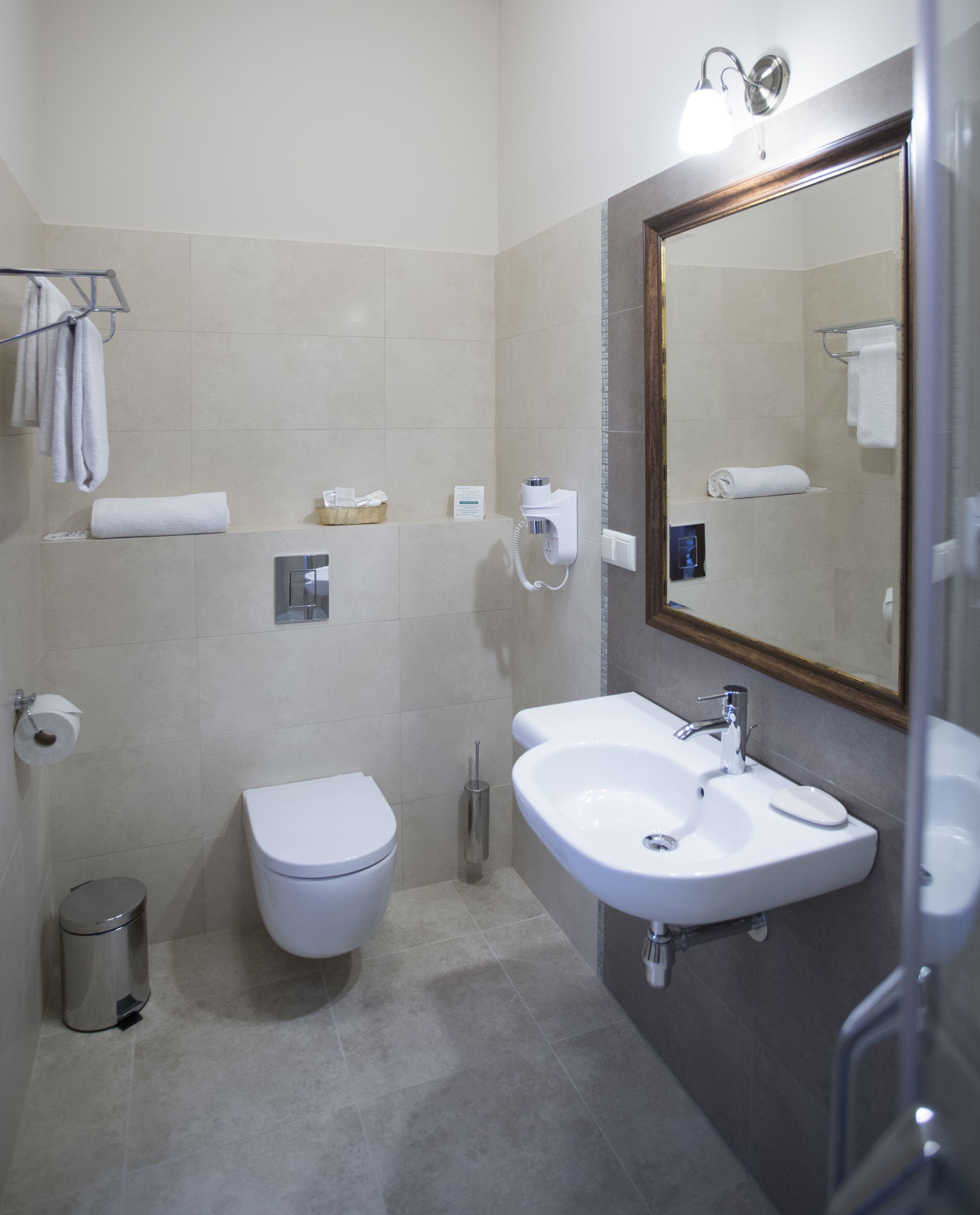 standard double room | bathroom | shower, free toiletries, bathrobes, slippers