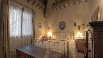 Kamar Double atau Twin | Minibar, brankas, meja kerja, dan tirai kedap cahaya