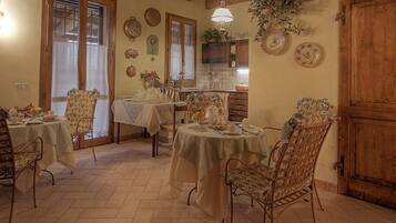 Sudah termasuk sarapan prasmanan setiap hari