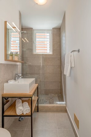Apartment, 2 Bedrooms, Terrace | Bathroom | Shower, hair dryer, towels - BRETIA apartments & more (Sutivan)